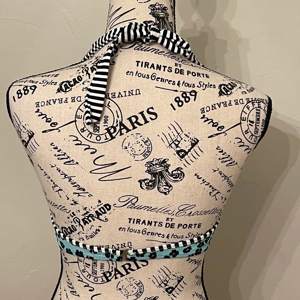 Practically new Victoria’s Secret push up bikini top​​​​​​​​​​​​​ - Picture 3 of 4
